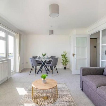 Large Sea View 2 Bedroom Sleeps 6 - Free Parking Bournemouth Eksteriør bilde
