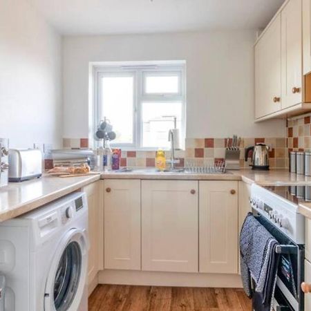 Large Sea View 2 Bedroom Sleeps 6 - Free Parking Bournemouth Eksteriør bilde