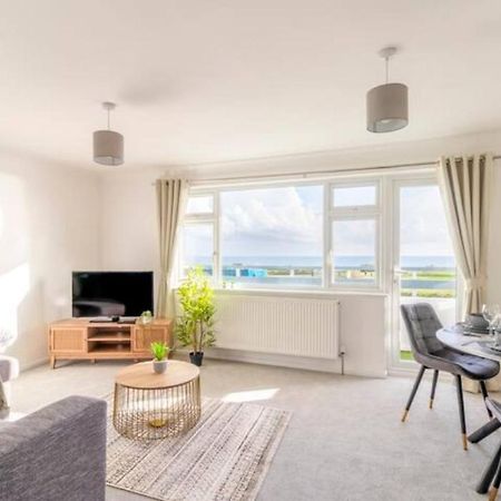 Large Sea View 2 Bedroom Sleeps 6 - Free Parking Bournemouth Eksteriør bilde