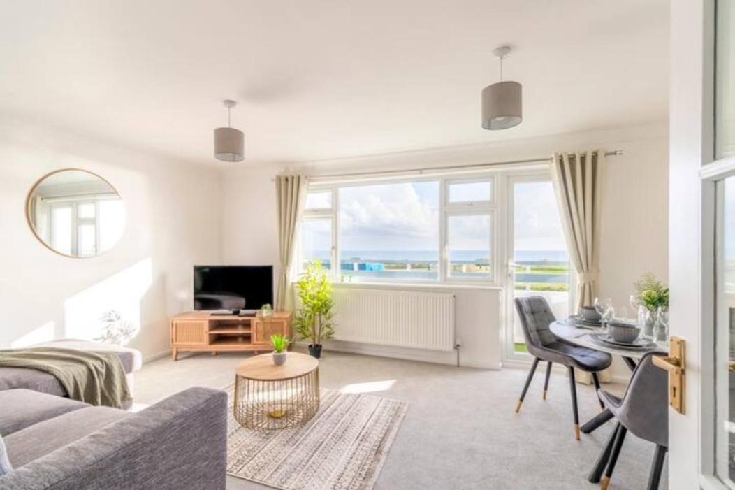 Large Sea View 2 Bedroom Sleeps 6 - Free Parking Bournemouth Eksteriør bilde