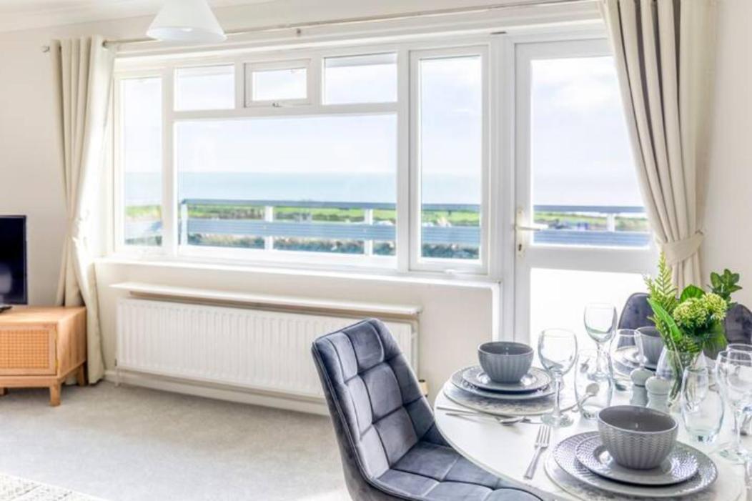 Large Sea View 2 Bedroom Sleeps 6 - Free Parking Bournemouth Eksteriør bilde