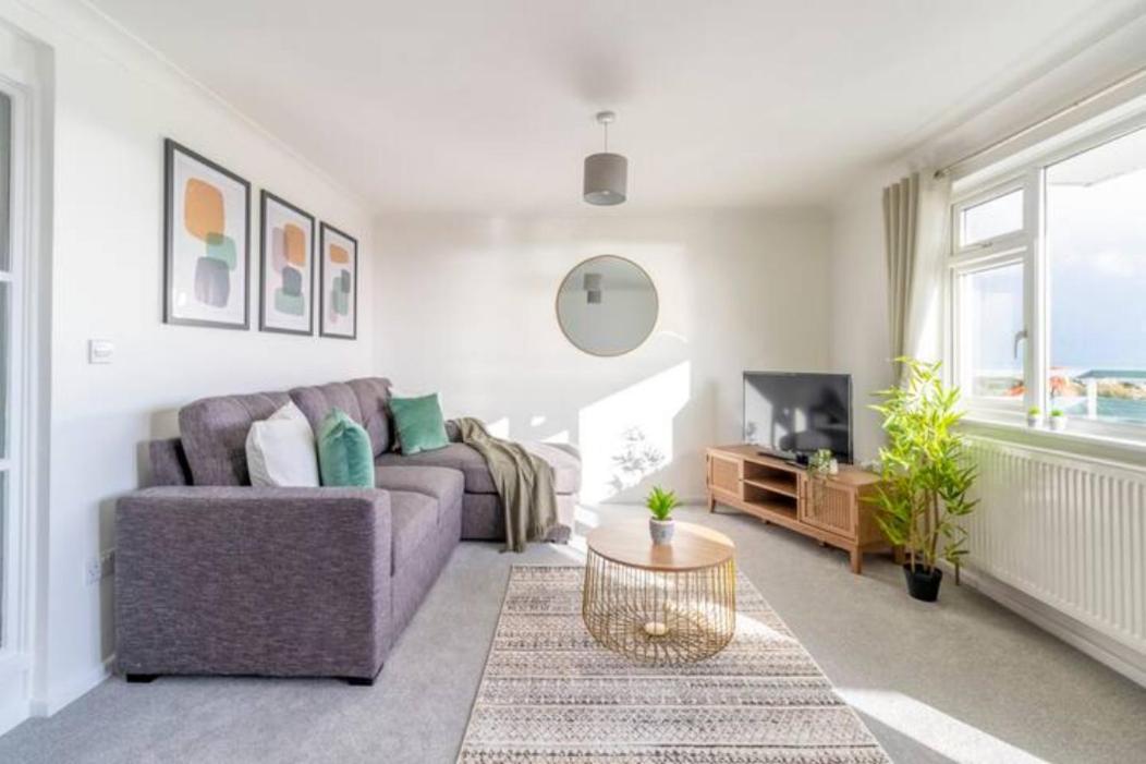 Large Sea View 2 Bedroom Sleeps 6 - Free Parking Bournemouth Eksteriør bilde
