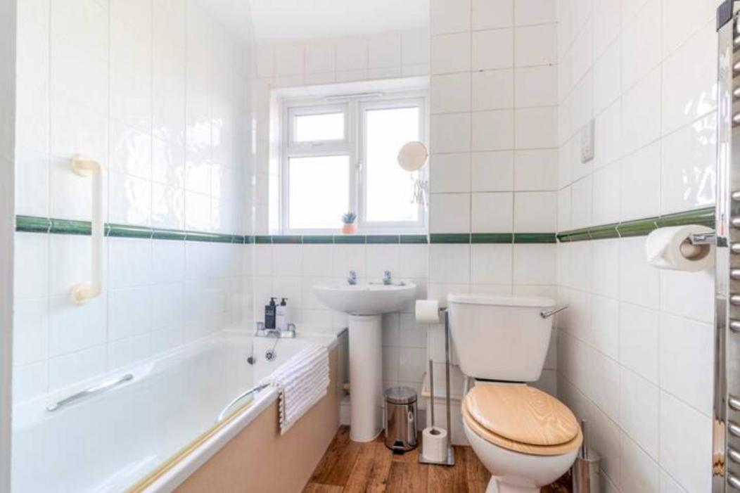 Large Sea View 2 Bedroom Sleeps 6 - Free Parking Bournemouth Eksteriør bilde
