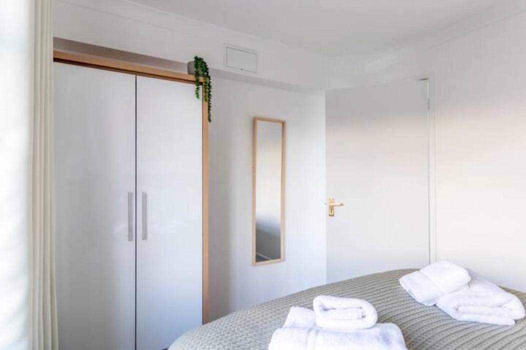 Large Sea View 2 Bedroom Sleeps 6 - Free Parking Bournemouth Eksteriør bilde