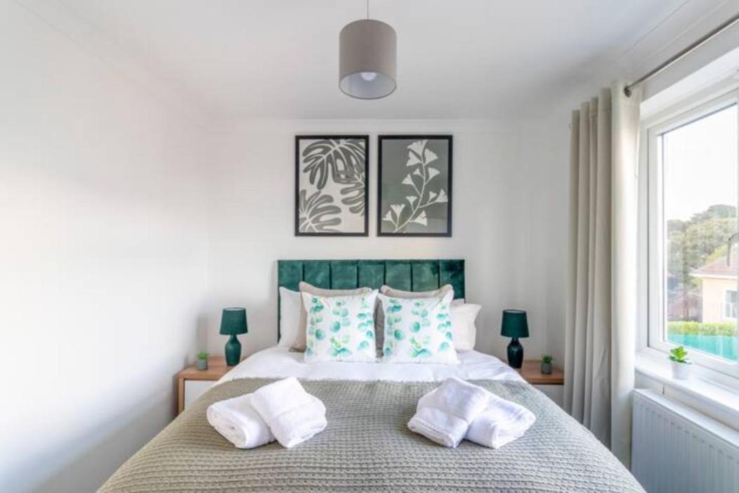 Large Sea View 2 Bedroom Sleeps 6 - Free Parking Bournemouth Eksteriør bilde