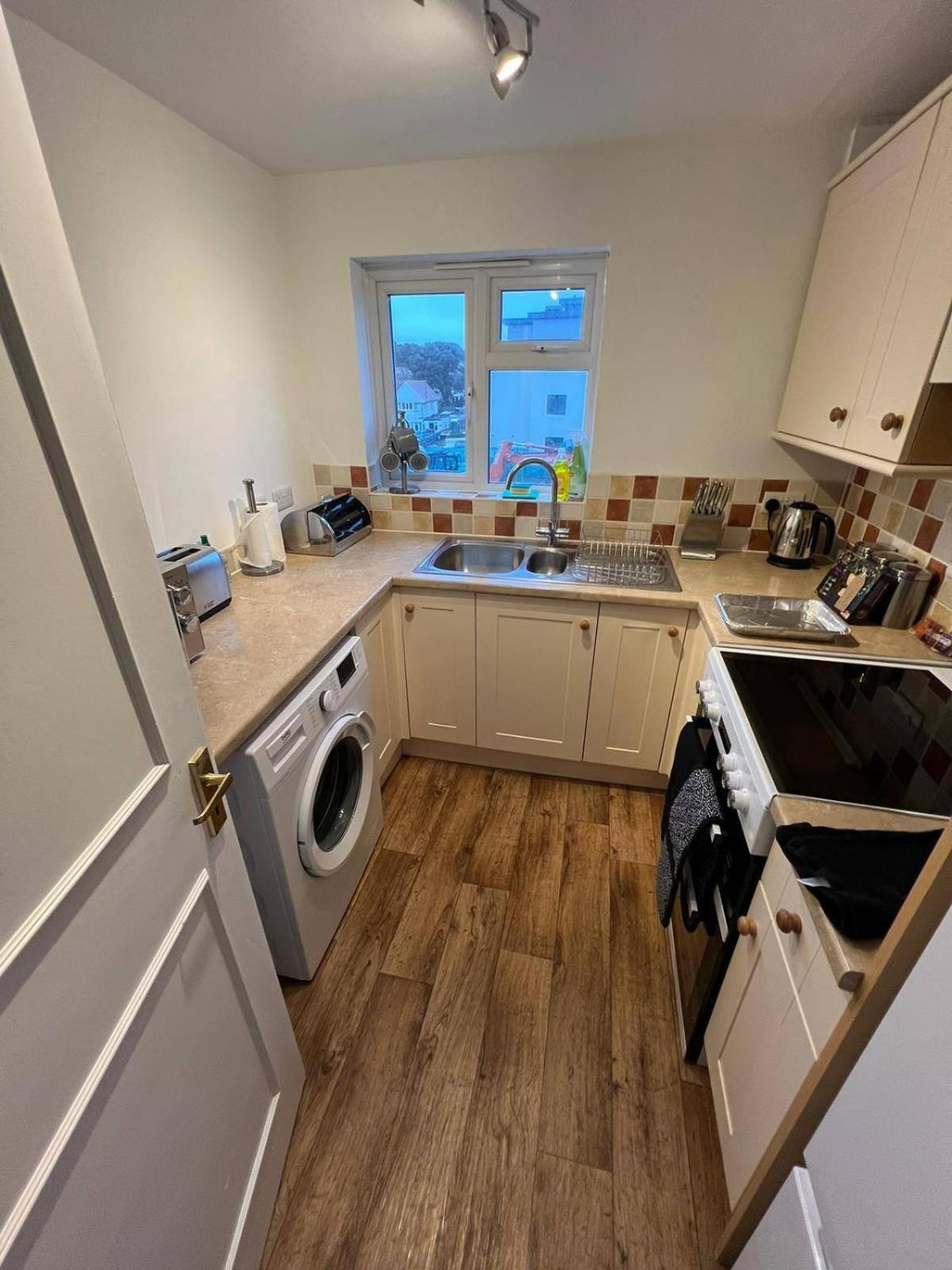 Large Sea View 2 Bedroom Sleeps 6 - Free Parking Bournemouth Eksteriør bilde